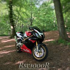 Aprilia RSV1000R Factory