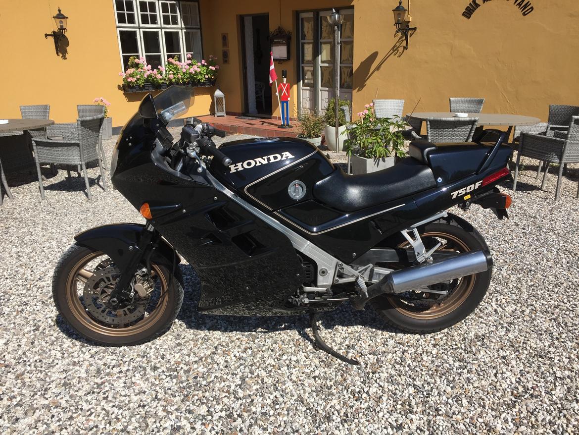 Honda VFR 750 RC24-2 billede 2