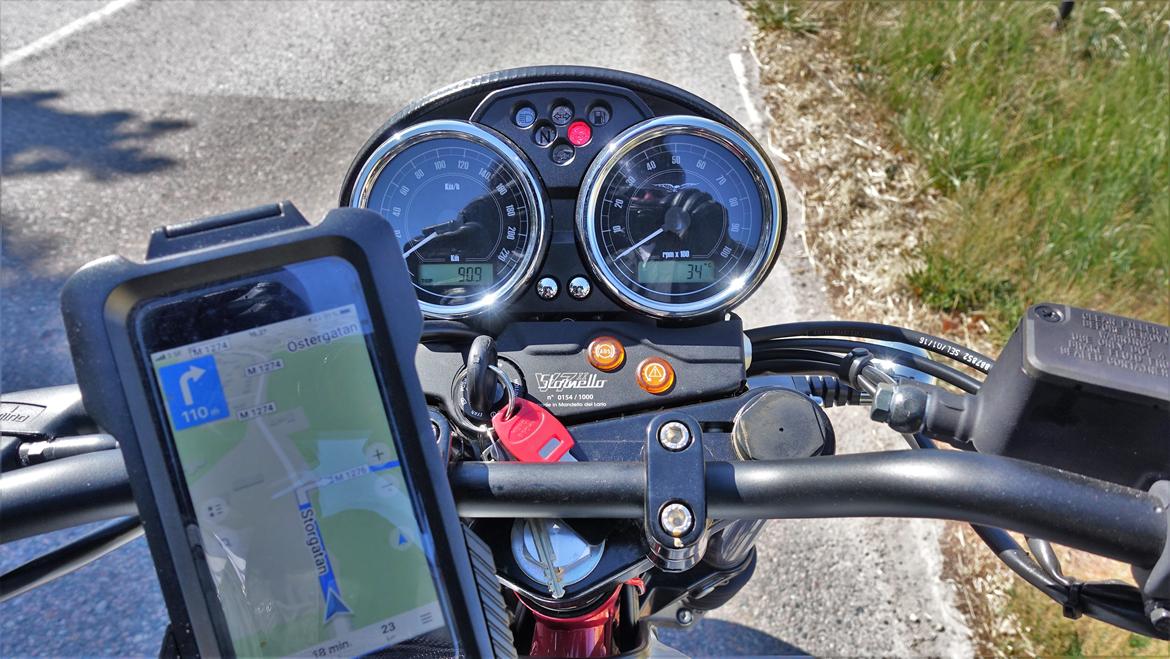 Moto Guzzi V7 II Stornello - Med telefonen som GPS og 34 C på termometret. Sommer 2018. billede 33