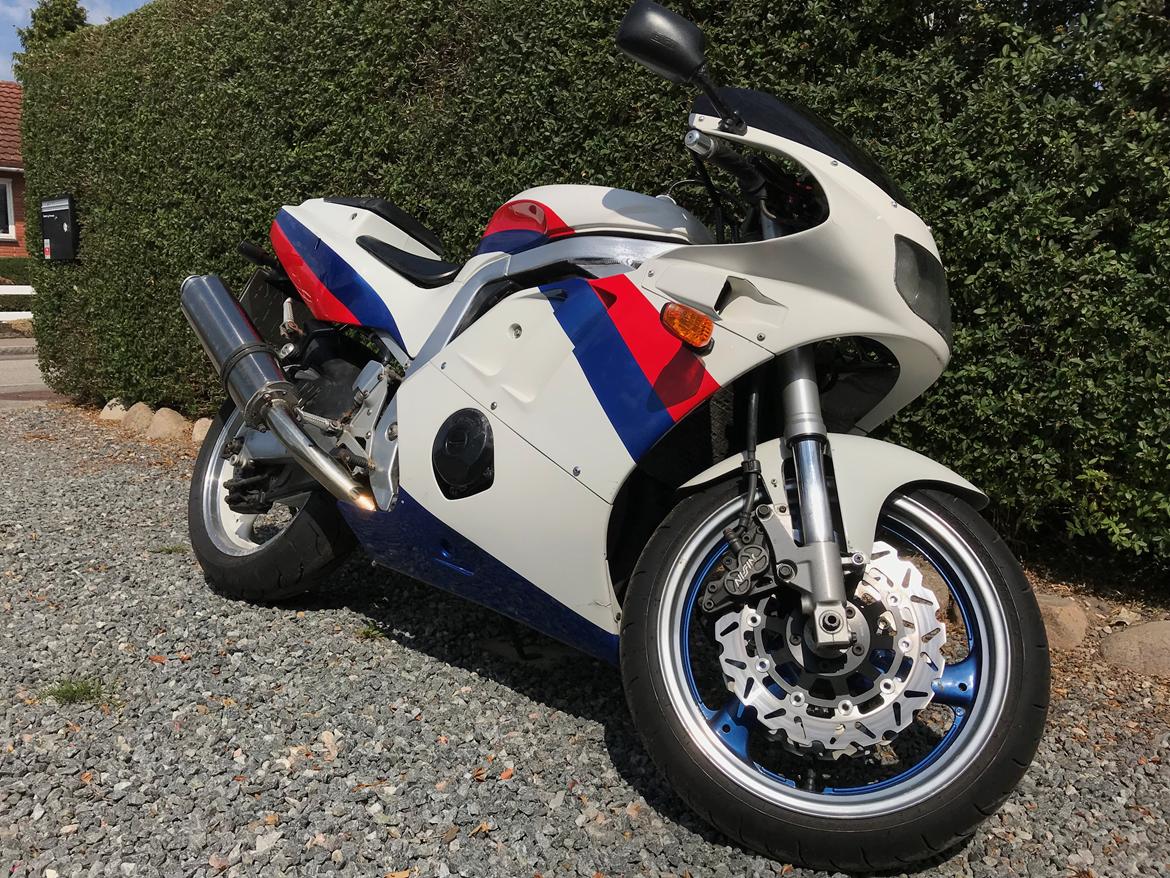 Suzuki GSXR 400R GK76A billede 1