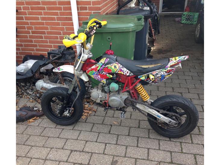 {{currentPhoto.altText}} billede {{currentPhoto.number}}