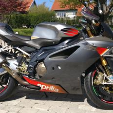 Aprilia RSV1000R Factory