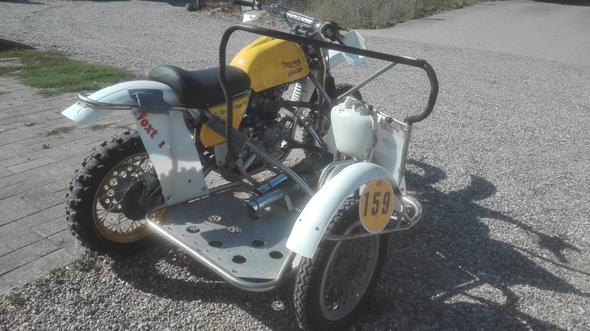Triumph TR7 /  Wasp sidevognscross - Bl.a. olietanken skal senere udskiften til en smartere alutank. billede 3