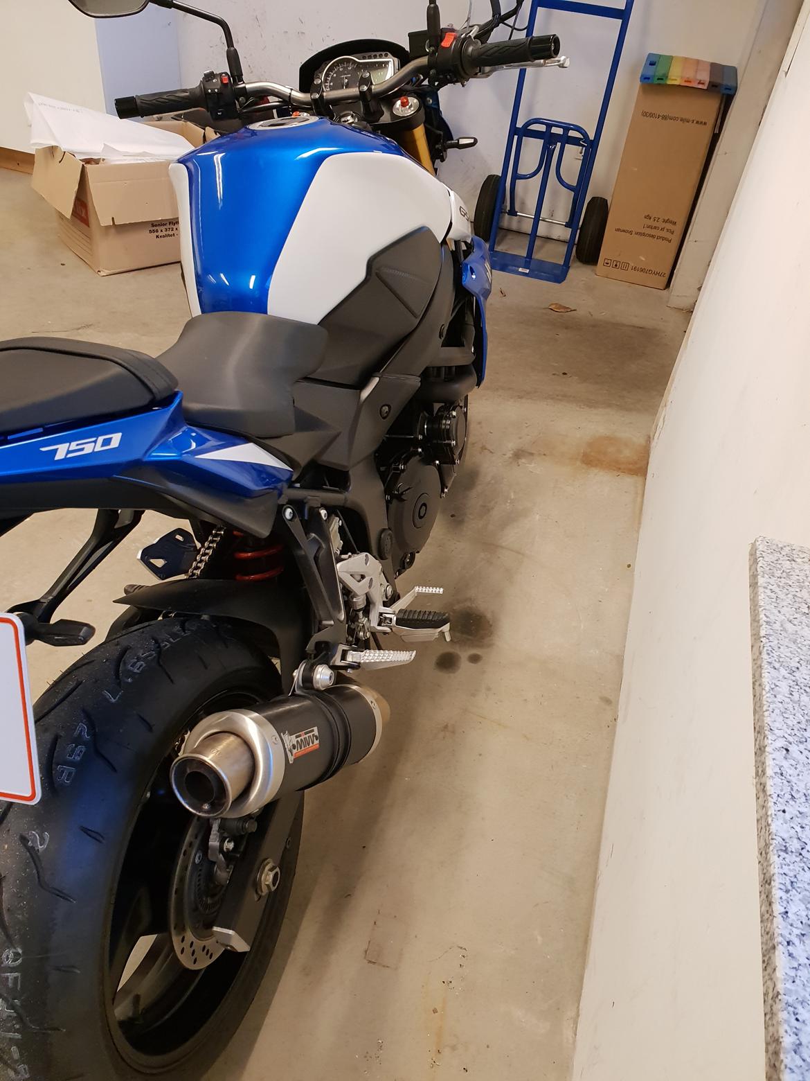 Suzuki GSR 750 Yoshimura Edition billede 3