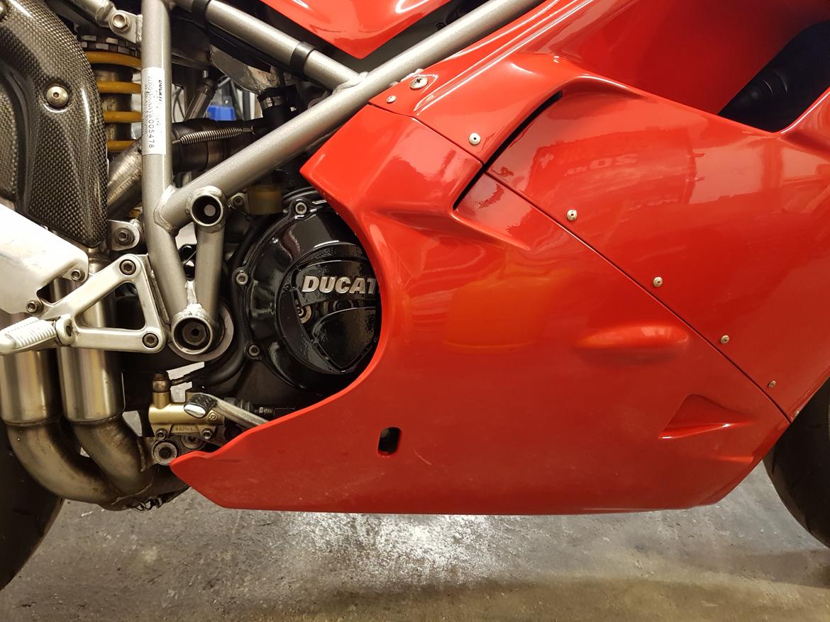 Ducati 748 - fræset og malet original dæksel billede 9