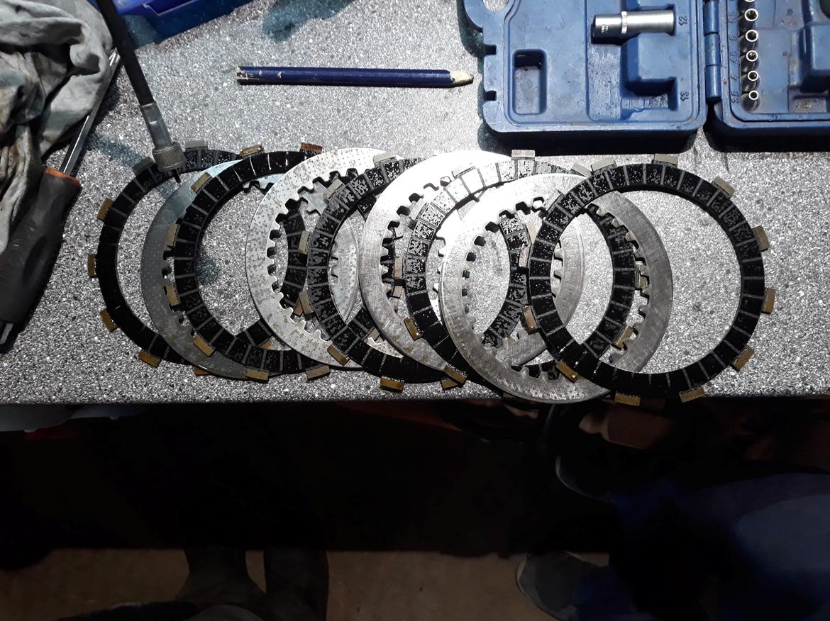 Yamaha XS 400 SECA - Den gamle kobling. Metalpladerne var skæve og friktionsmaterialet var næsten væk.  billede 22