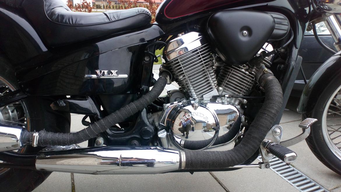 Honda Shadow VLX 600  - så kom standart udstødningen på og bånd på så d kan være klar til syn/omregistrering billede 10