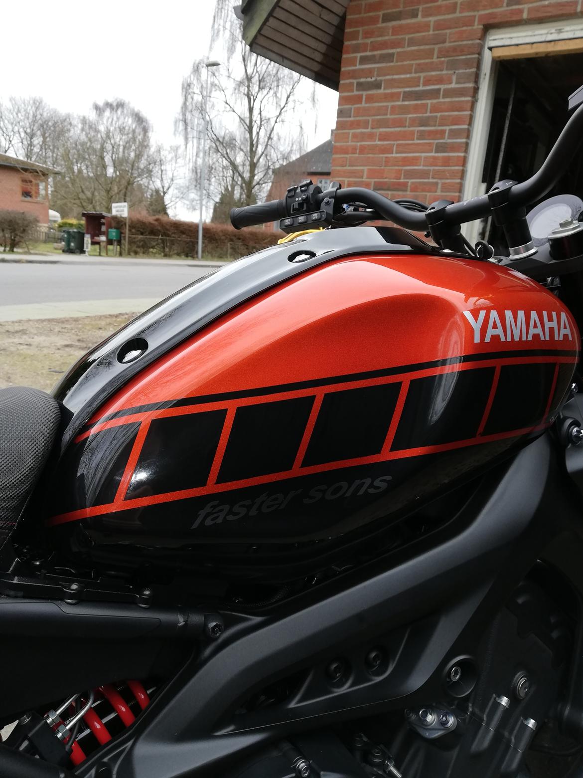 Yamaha xsr900 - 2019 :-) brilliant orange med staferinger malet på ... billede 5