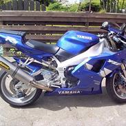 Yamaha yzf R1