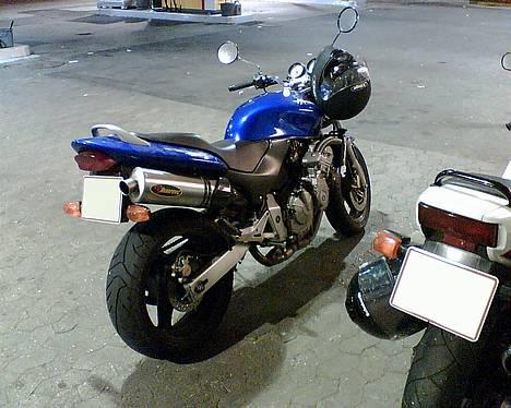 Honda CB 600 F Hornet (solgt) - Så er varmeskjoldet af kulfiber blevet påsat, og vi er ude at brumme lidt i Aalborgs gader. (Taget med mobiltlf) billede 7