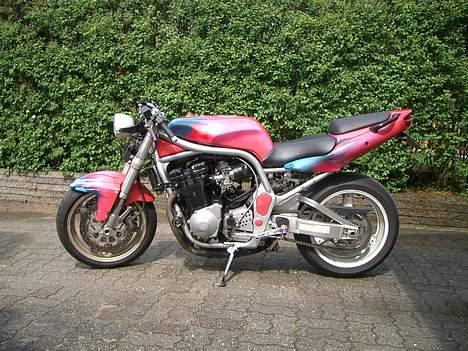 Suzuki Bandit - Mangler stadig lidt småting.... Den nye "grund farve" Pussy Pink med farve-løbere. billede 8