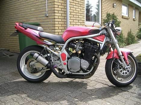 Suzuki Bandit - Mangler stadig lidt småting.... bl.a. intermistisk udstødningsophæng og mellemrør, m.m. billede 10
