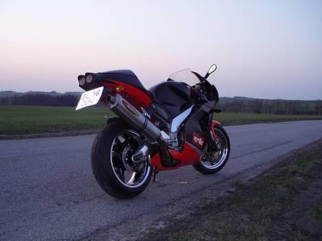 Aprilia RSV 1000 ***SOLGT*** - 2007: med ny potte og gejlet fælge :-) billede 1