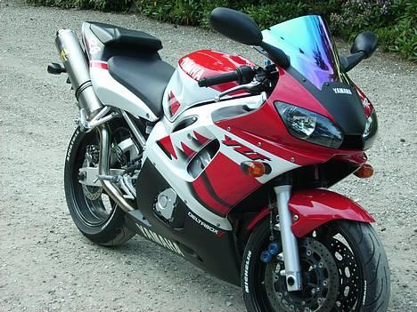 Yamaha YZF R6 - Skønheden som den ser ud lige nu .... billede 1