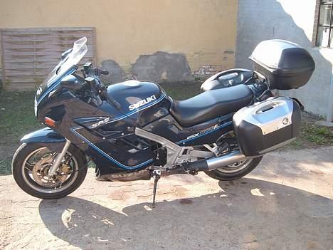 Suzuki GSX 1100 F - Om ikke andet er der da plads til lillemors spartelmasse :-) billede 11