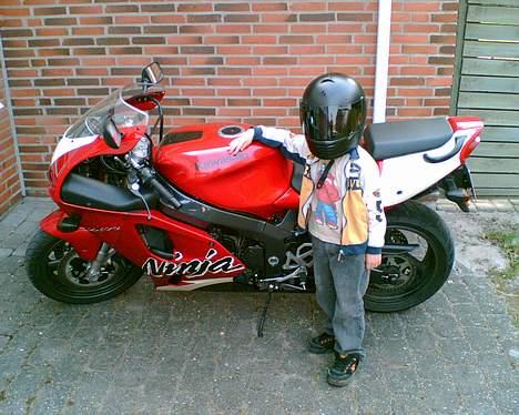 Kawasaki ZX7R  **SOLGT** - Lille-fætteren ku´ os godt li´ hende + hjelm... billede 9