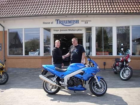 Triumph 955i Sprint RS - Danmarks lykkeligste mand ønskes tillykke af Vagn Jensen. Maj 2006. billede 10