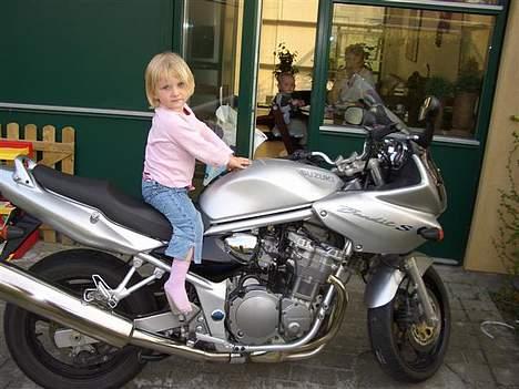 Suzuki GSF-600S **Solgt** - Datteren på fars "scooter" :-) billede 5