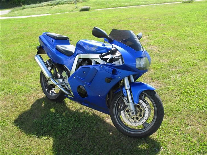 Suzuki gsxr 400r gk76a (SOLGT) - På tur med en kammi billede 1