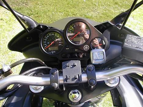 Yamaha FZS 1000 - Cykelcomputer kun til sjov, kan måle topfart og gennemsnitsfart. og beslag til gps PS se bort fra det skalle svin i baggrunden. billede 12