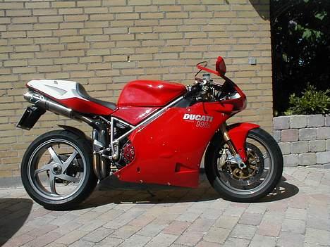 Ducati 998 S  - 1038ccm - Monoposto setup en solskinsdag efter en times leg på de små veje ;-) billede 1