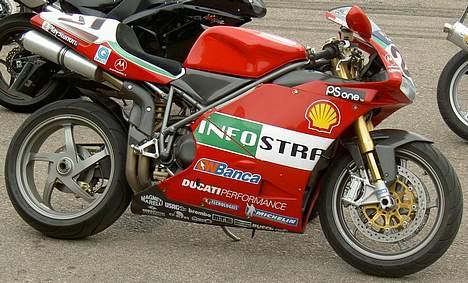 Ducati 748 - Mestersvinger 2006, Ring KnutstorpMestersvinger 2006, Ring Knutstorp, her med originale potter som får den til at lyde lidt tam. billede 2