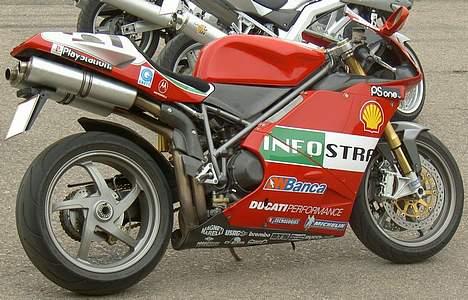 Ducati 748 - Mestersvinger 2006, Ring Knutstorp, her med originale potter som får den til at lyde lidt tam. billede 3