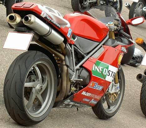 Ducati 748 - Mestersvinger 2006, Ring Knutstorp, her med originale potter som får den til at lyde lidt tam. billede 4
