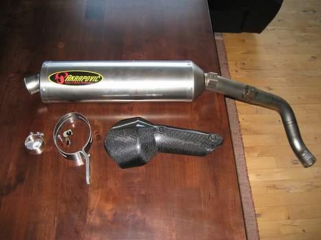 Honda CB 600 F Hornet (solgt) - Så ankom min nye Akrapovic slip-on potte i titanium med varmeskjold i kulfiber. Købt hos www.carpimoto.it for € 560 + € 15 for fragten, ialt DKK 4.332,-. Bestilt om mandagen og modtaget om fredagen. Sådan! billede 8