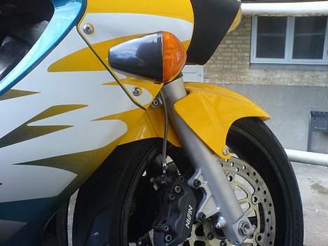 Honda CBR 600 F4 *SOLGT* - Stålarmerede bremseslanger... ser måske ikke så godt ud men det *føles* bare SÅ godt ;-) Næste projekt er HELT SIKKERT nogle mindre blinklys!! Gode forslag modtages gerne billede 9