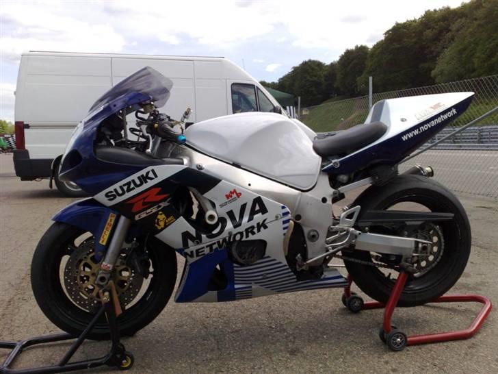 Suzuki GSXR "600" SRAD - SOLGT - - Som den ser ud i dag.. (taget på Knutstorp) billede 1