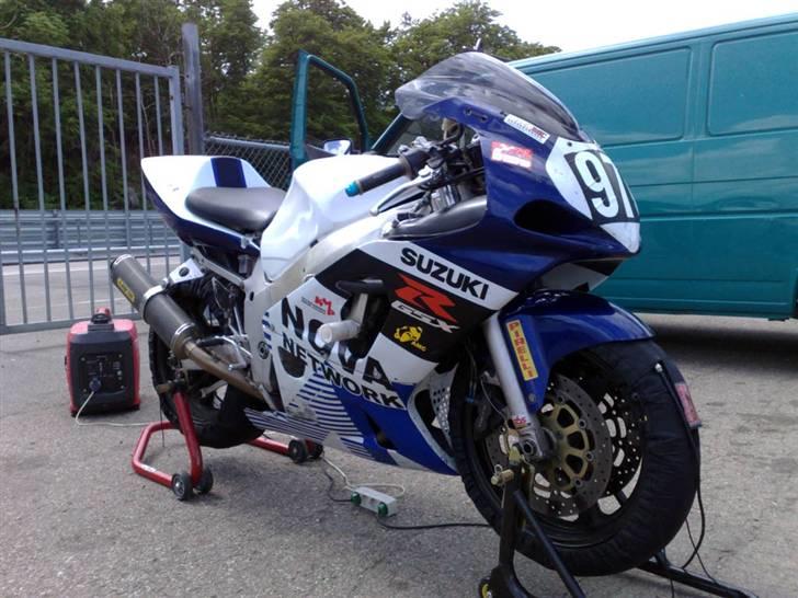 Suzuki GSXR "600" SRAD - SOLGT - - Som den ser ud i dag.. (taget på Knutstorp) billede 2