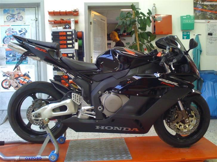Honda CBR1000RR - SOLGT - Lille Sorte Sam-Bo, mordorsylten, fejebladet, straffejernet, nudelraketten - whatever ;-) billede 1