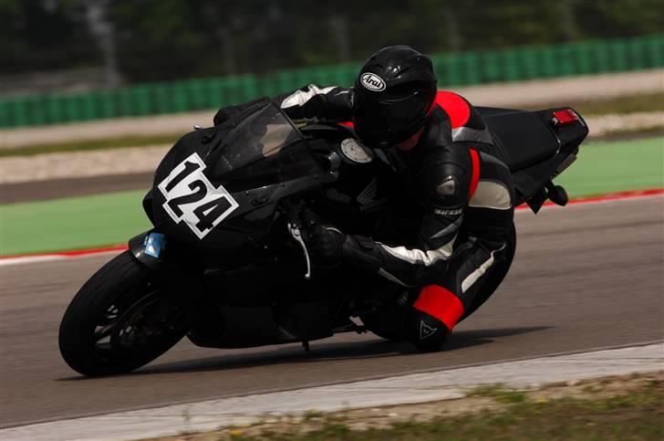 Honda CBR1000RR - SOLGT - "THE SEXIEST SHAPE IN MOTORCYCLING!" - og min CBR1000RR...;-D billede 2