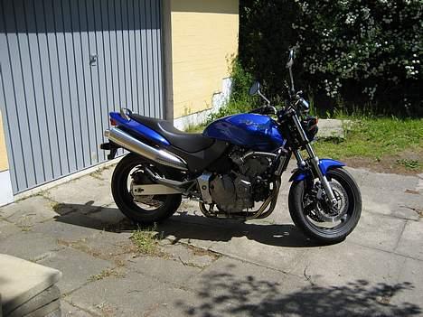 Honda CBR 600 Hornet *SOLGT* - Fra siden. Den tigger nærmest om at komme ud og køre. billede 2
