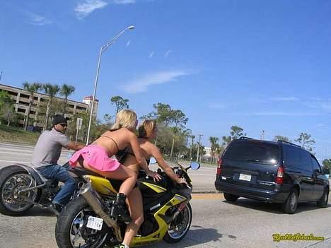 Honda CBR 600 Hornet *SOLGT* - Ja, det er ikke en hornet. Men et flot syn det er det. Der er ikke noget som piger på MC`er!! billede 8