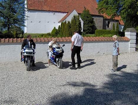 Suzuki gsxr 600 - bryllup 11/6-06  her kører vi fra  astrup kirke billede 12