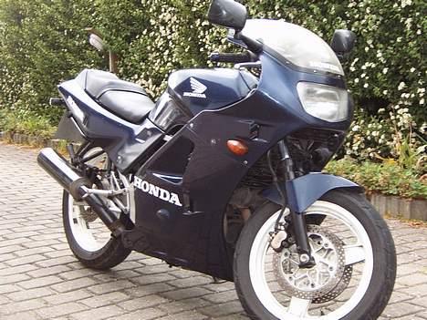 Honda vfr 400 SOLGT - den lille honda billede 1