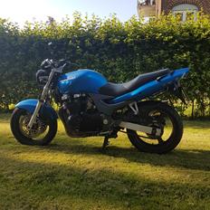 Kawasaki ZR750F
