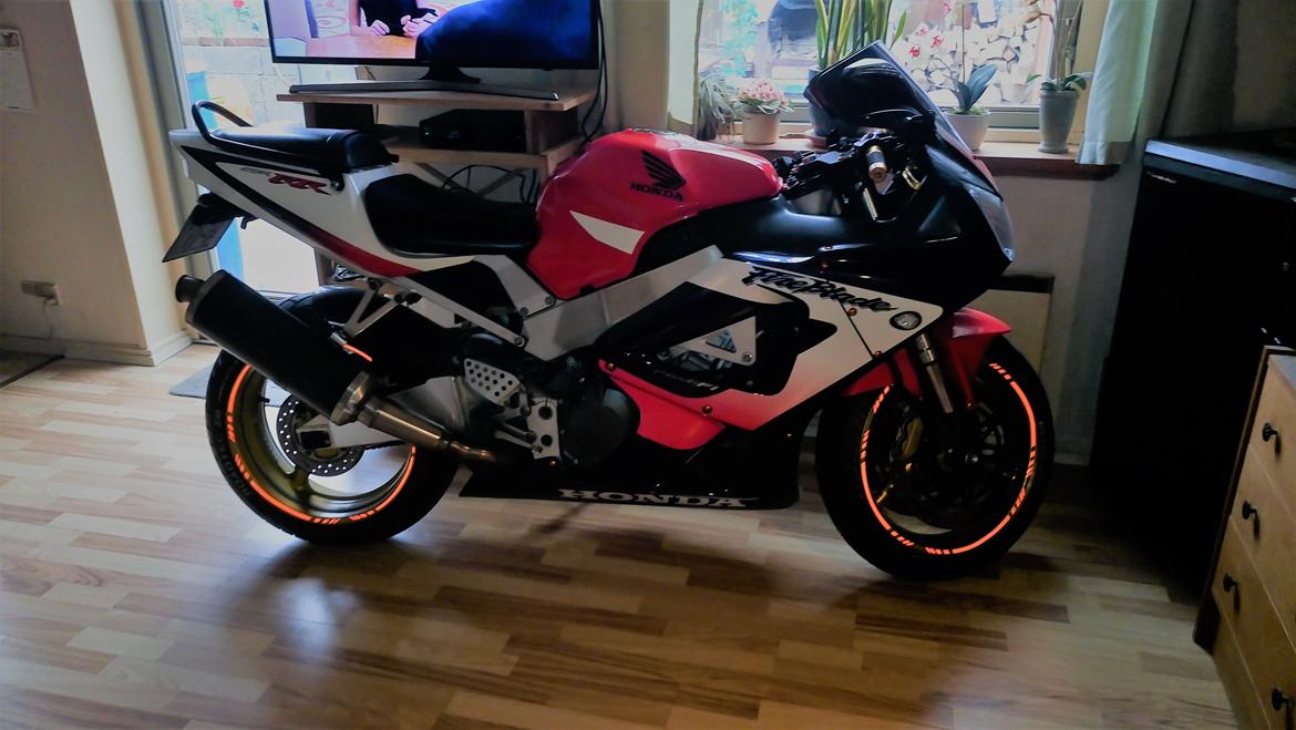 Honda CBR 929 RR Fireblade (SC 44) - Her står hun så når hun ikke er ude at køre billede 16