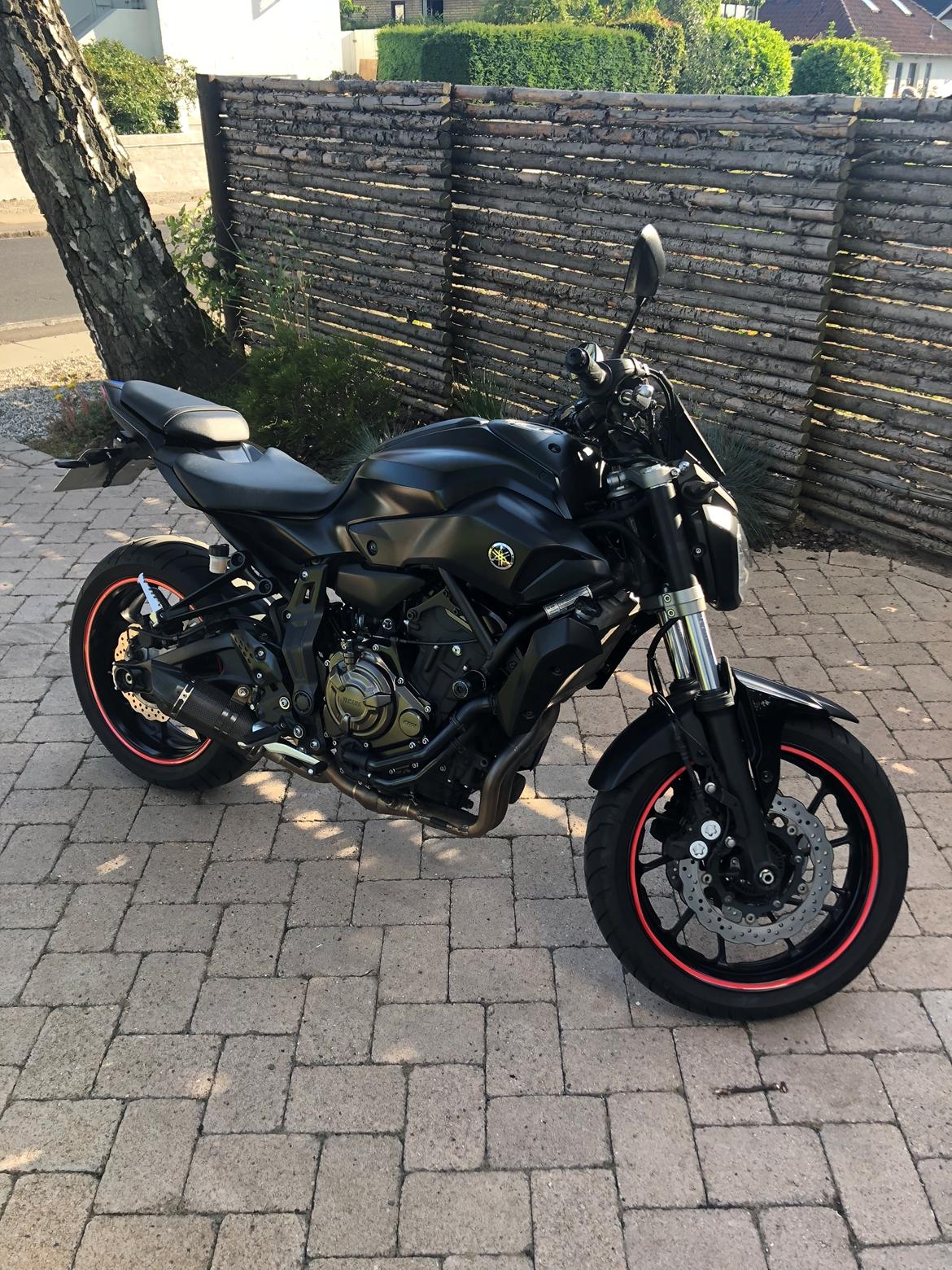 Yamaha Mt-07 - Nu med nye blinklys og rimstrips billede 6