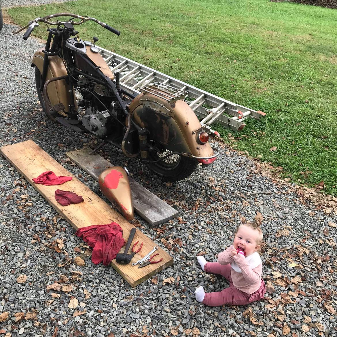 Indian Chief - lille Frida hjælper far med at fjerne guld spray billede 27