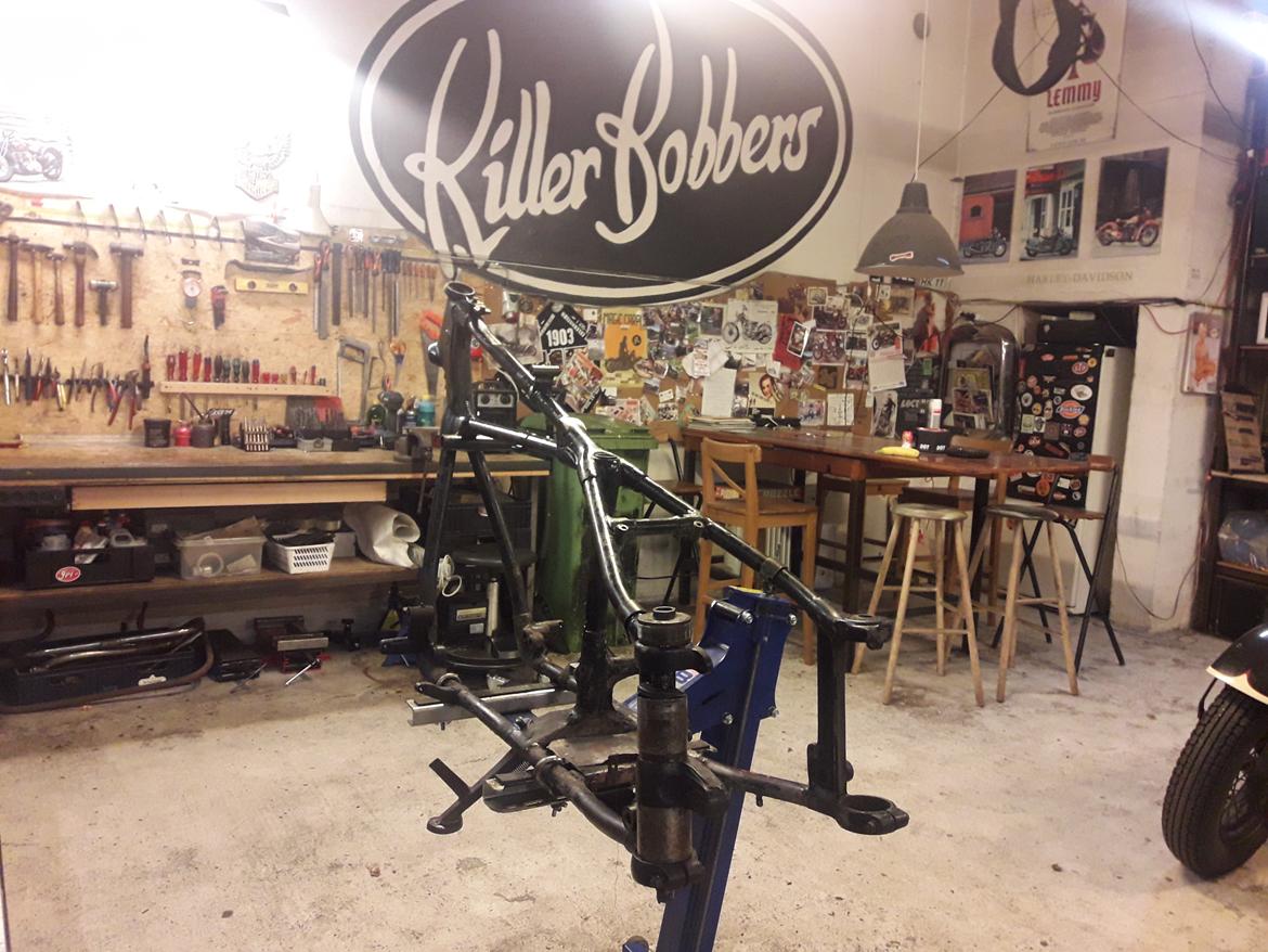 Indian Chief - her er cyklen strippet ned til stellet, for at blive bygget op igen. så lidt som muligt bliver ændret, det er er i stykker bliver fikset og det der er beskidt eller malet over bliver renset af, før montering billede 28