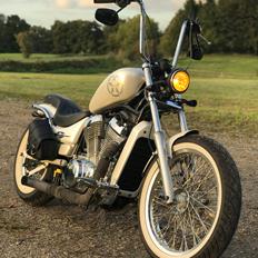 Suzuki Intruder vs700