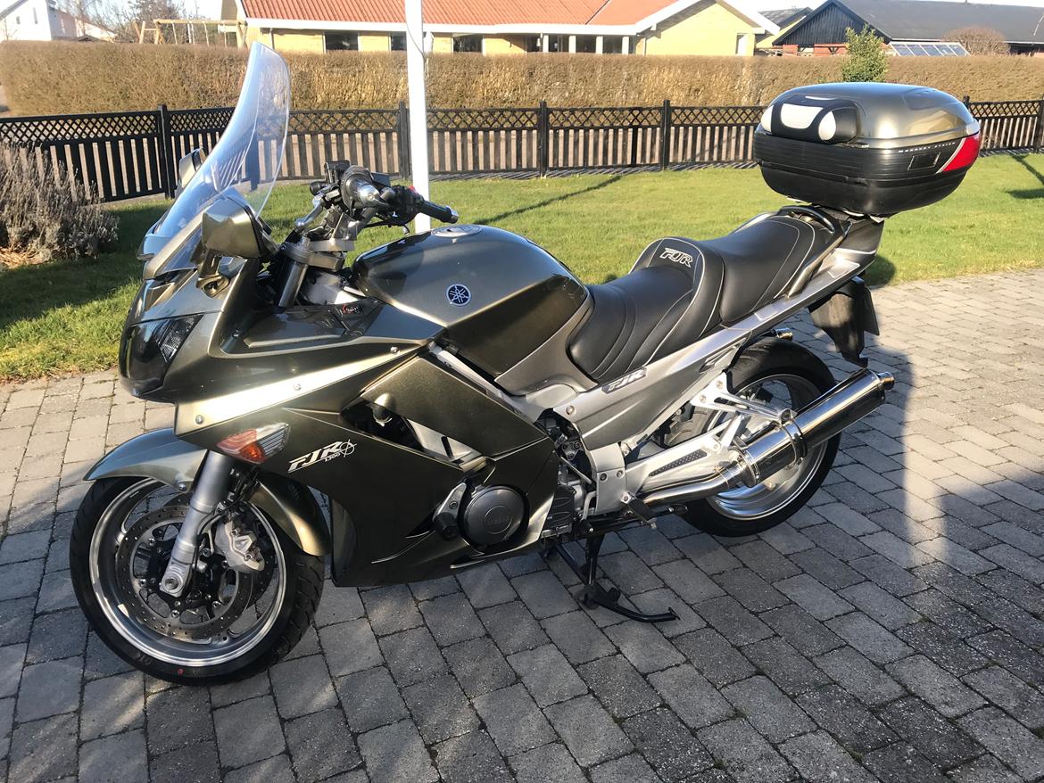 Yamaha FJR 1300 - Med indfarvet Givi topbox med bremselys billede 4