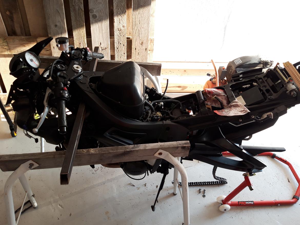 Yamaha Yzf-R6 - Her tog jeg forgaflerne af, så jeg kunne servicere dem, med nye pakninger, glidebøs olie osv. billede 14