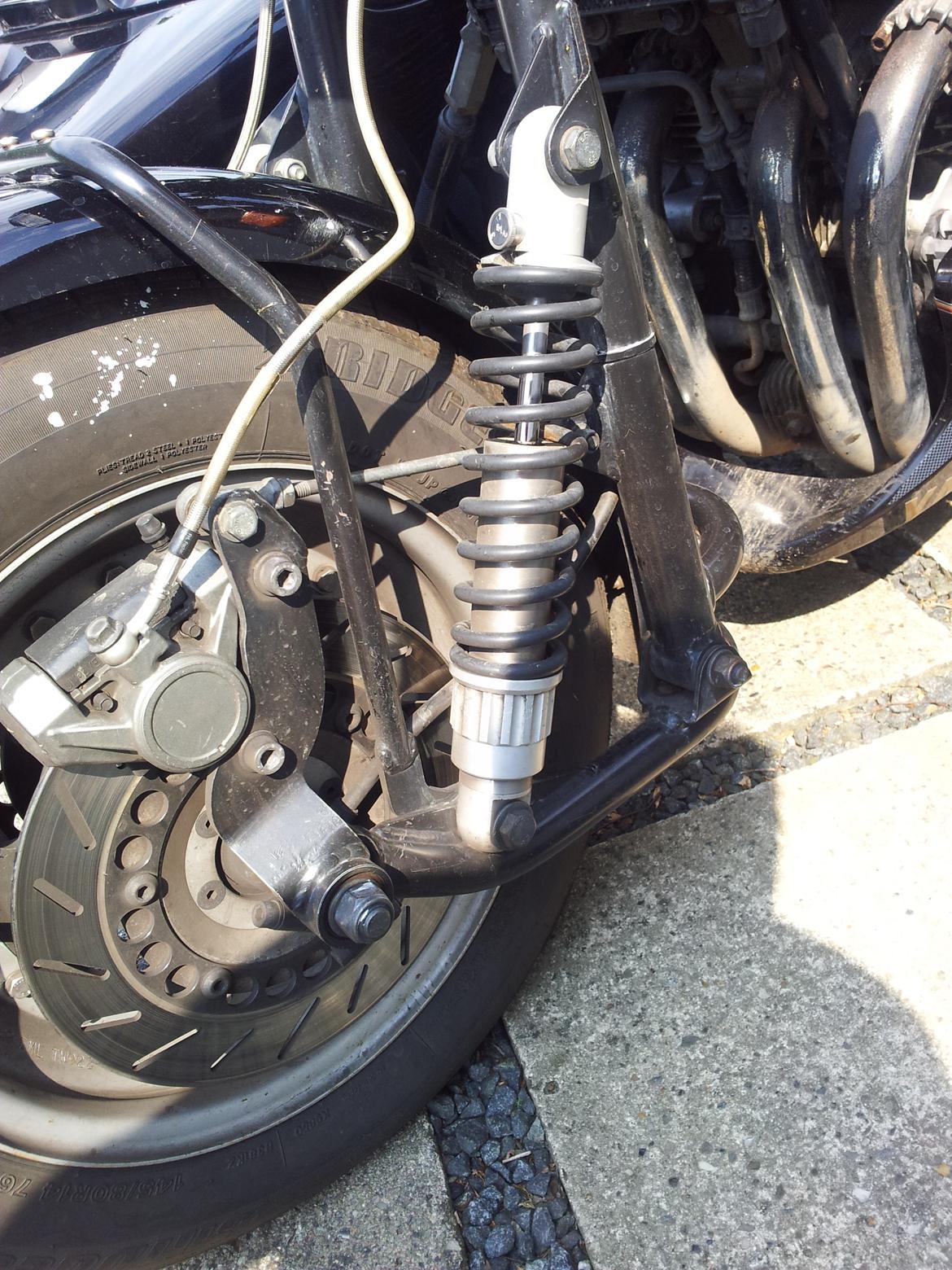 Yamaha XJ900 F - Den her forgaffel får den til at styre godt, og man kan slippe styret ved 1200 uden nopget ryster. De 2 skiver - koblet sammen med sidevognsbremsen og de brede dæk får den til at stoppe. Som at køre ind i en mur. billede 9