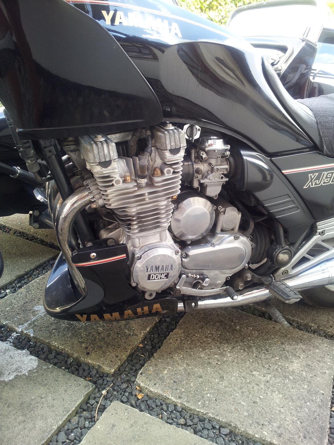 Yamaha XJ900 F - Original motor/gearkasse - matching numbers. 200.ooo k  uden andet end vedligehold. Her i vinter  får den kæder, nye koblingsplader og lidt andet. billede 10