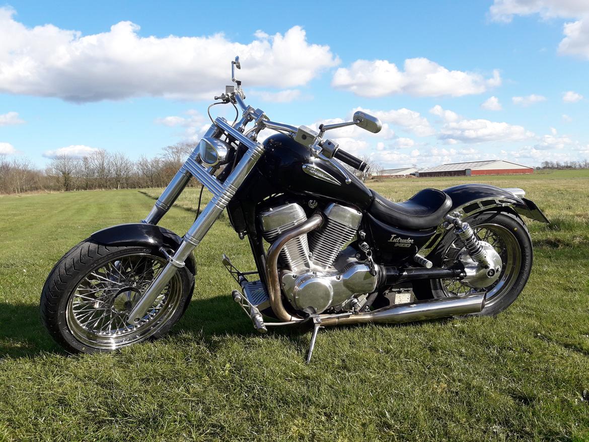 Suzuki vs 1400 intruder - Som cyklen ser ud i dag nye lygter og tank billede 1