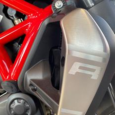 Ducati Monster 1200 R (SOLGT)